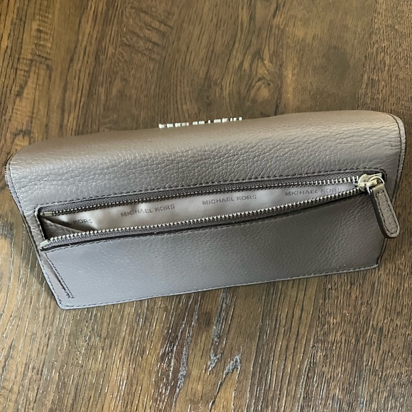 Michael Kors crossbody with matching Bedford wallet in Cinder. - Picture 3 of 14